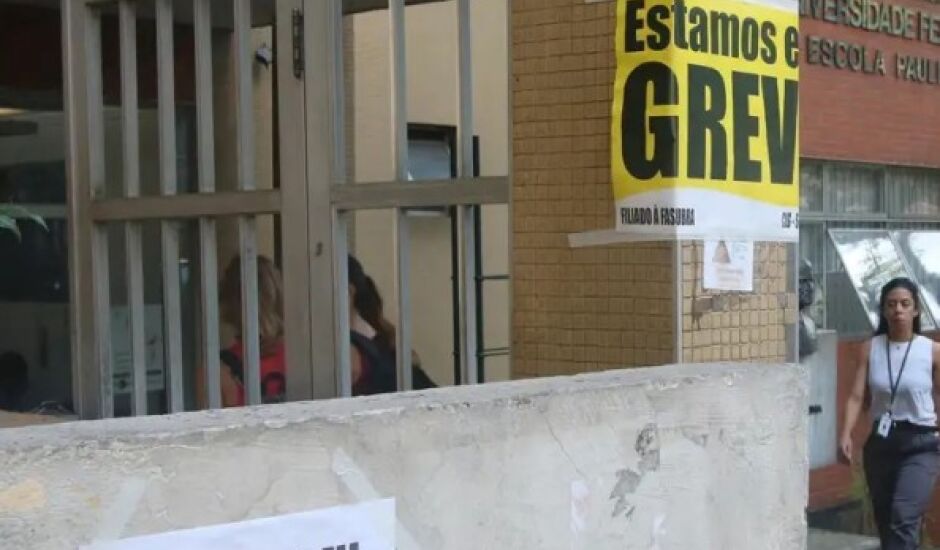 Docentes universitários em greve avaliam proposta do governo.