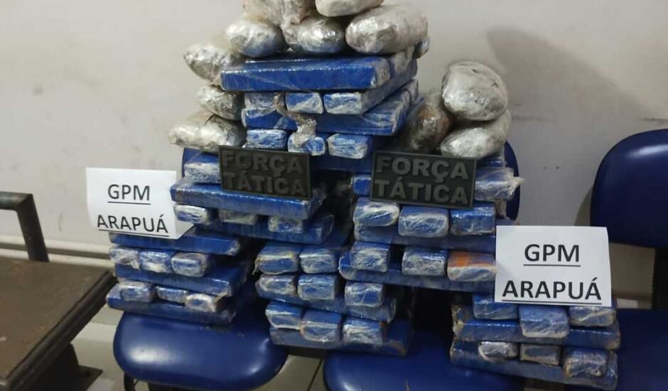 Carro com droga teria apresentado problemas e transeuntes chamado a polícia militar da base da PM no Arapuá.