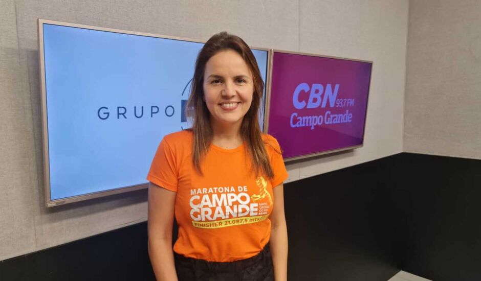 Kassilene Cardadeiro no estúdio da rádio CBN-CG