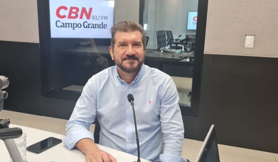 Pedro Kemp no estúdio da rádio CBN-CG