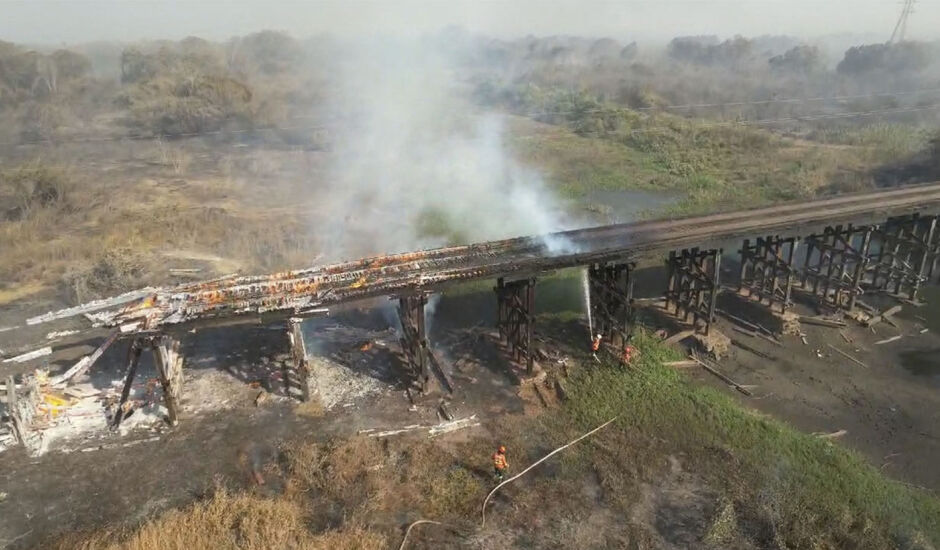 Ponte sobre o Rio Negro na MS-228 atingida pelas chamas no pantanal