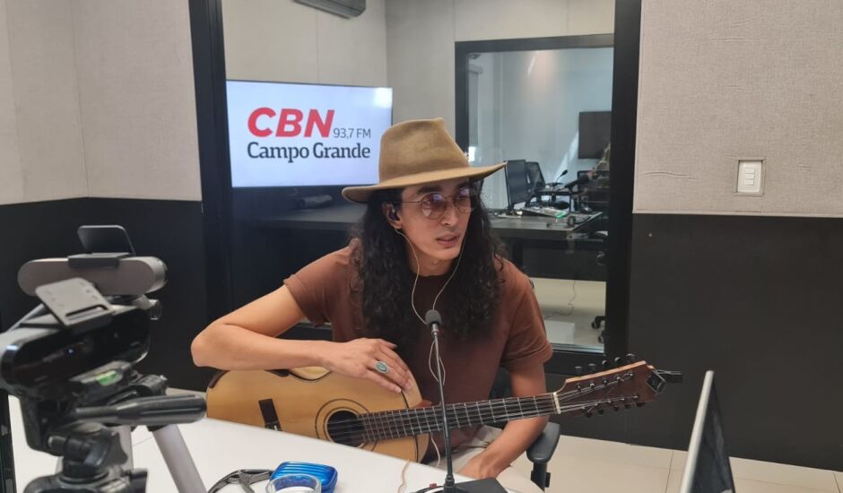 Raphael Vital no estúdio da rádio CBN-CG
