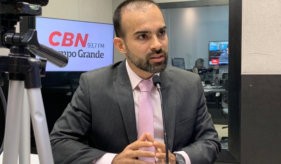 Ricardo Miranda no estúdio da rádio CBN-CG