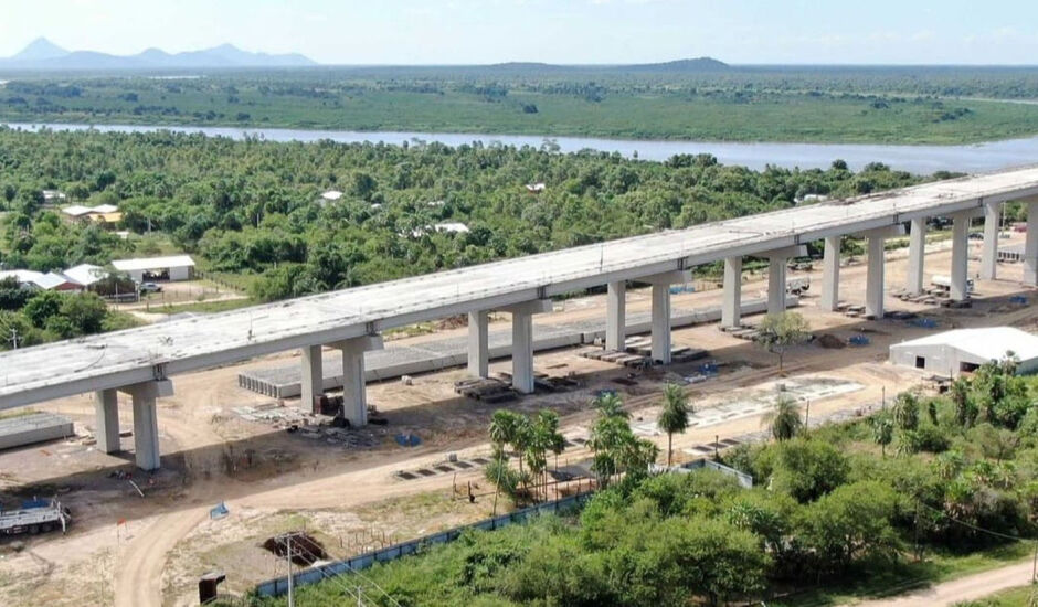 Construção da ponte sobre o Rio Paraguai, na região de Porto Murtinho