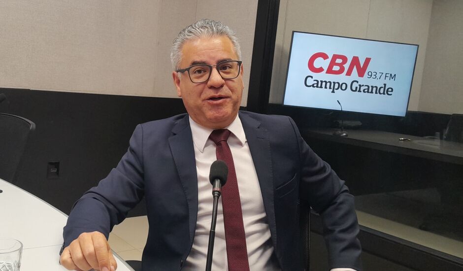 Sebastião Rolon Neto no estúdio da rádio CBN-CG