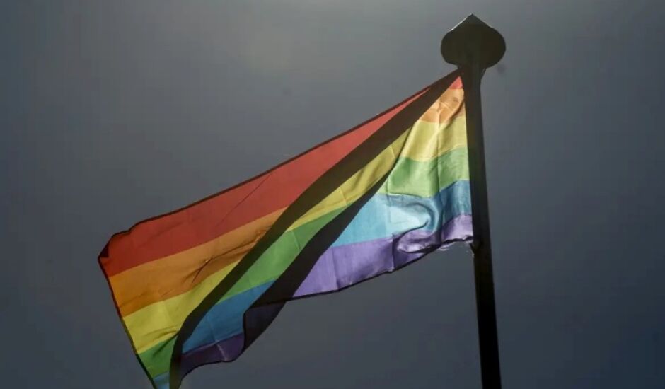 O movimento é simbolizado pela bandeira do orgulho, criada em 1978.