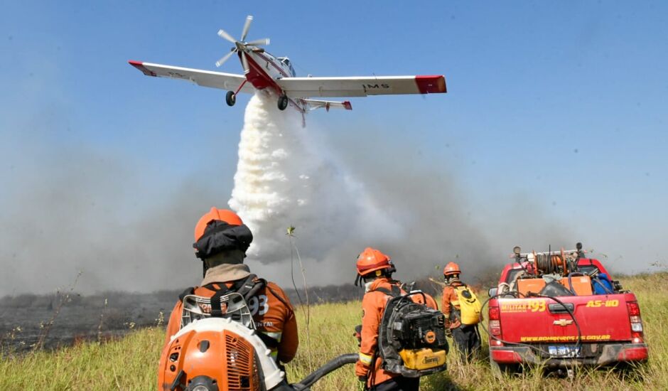 11 aeronaves, incluindo helicópteros estão sendo usados no combate ao fogo