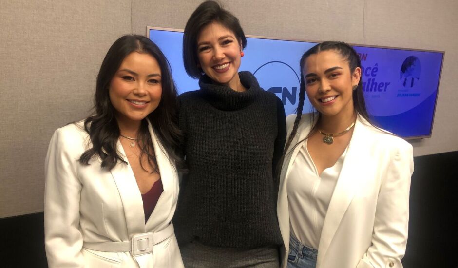 Natália Morota, Juliana Gambim e Brenda Ueti juntas no estúdio da Rádio CBN Campo Grande 