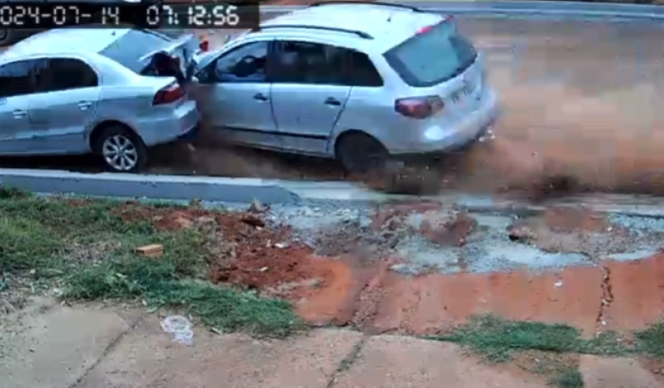 Câmeras de segurança flagram o momento em que o motorista bate em carro estacionado e depois foge do local.