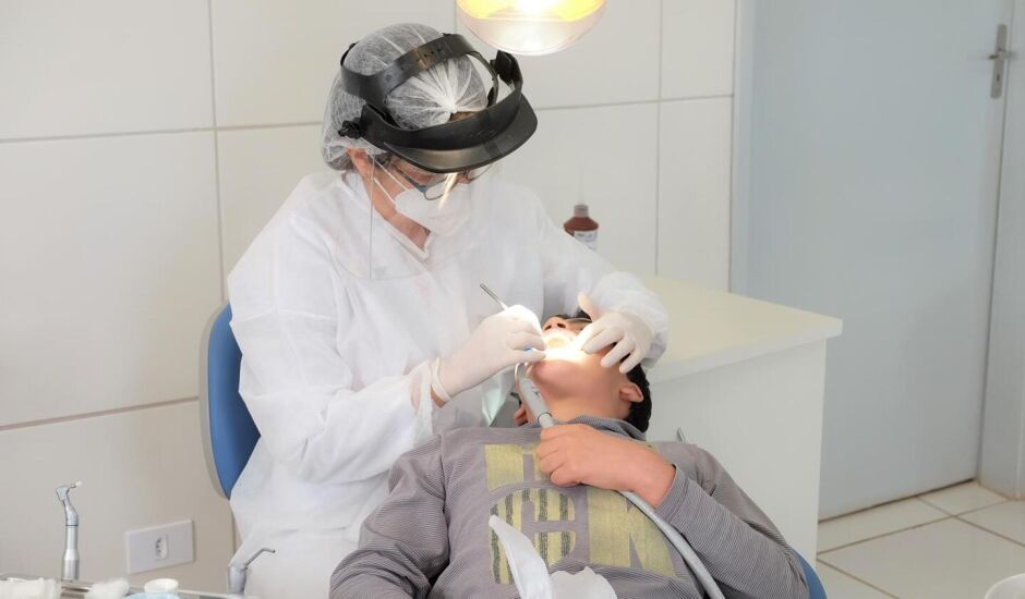 Remuneração é de R$ 3 mil para dentistas que forem aprovados