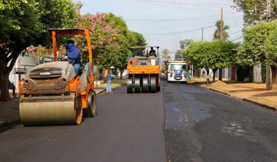 O projeto de recapeamento de ruas de Três Lagoas é executado com recursos e pessoal próprio do município.