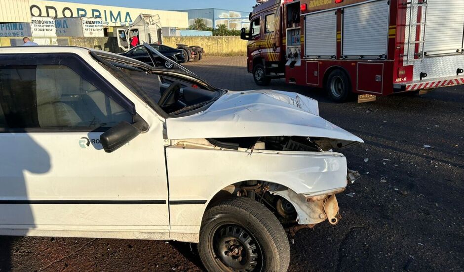 Ao chegar no local, militares localizaram o veículo desvirado e a vítima fora do carro.