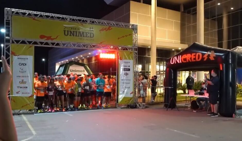 A largada, ocorrida no Shopping Três Lagoas às 18h, contou com 500 atletas, das modalidades de 5 km e 10 km de corrida e caminhada.