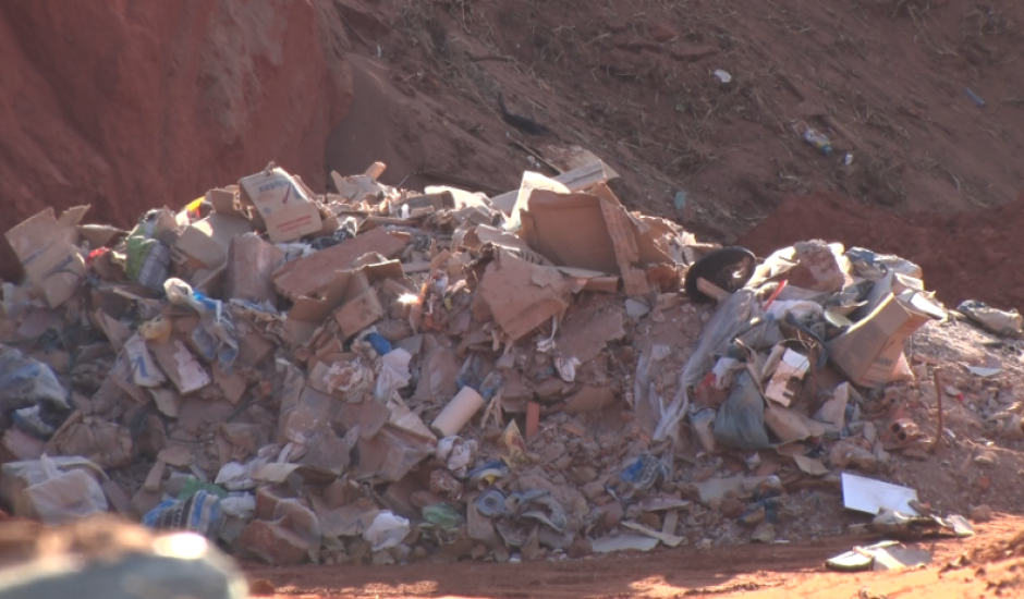 Á destinada a construção de parques, escolas e posto de saúde no bairro Montanini em Três Lagoas vira local de destarte irregular de lixo. 