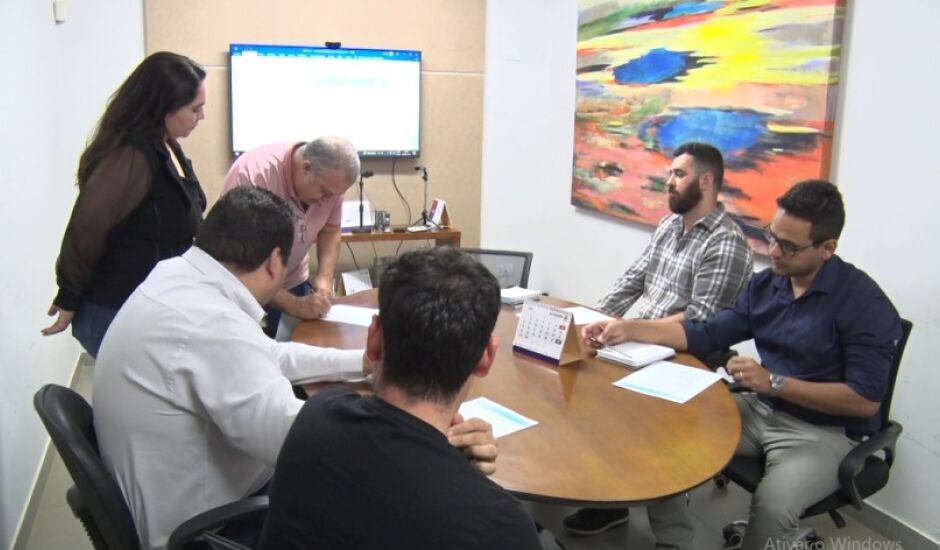 Na tarde de quarta-feira (28), representantes de partidos políticos de Três Lagoas se reuniram na sede da emissora para conhecer as regras do cronograma das entrevistas dos candidatos a prefeito.