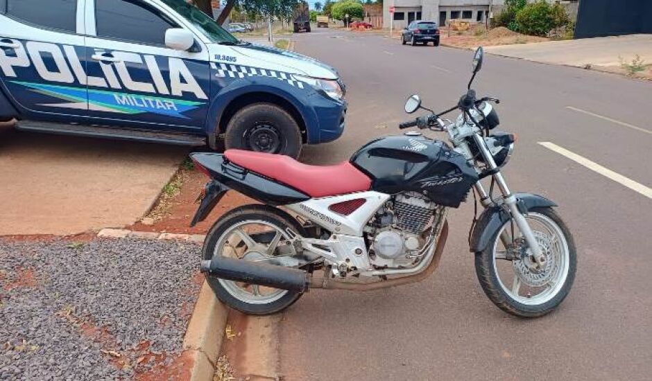 Polícia recupera moto furtada e prende suspeito por receptação, em Três Lagoas.