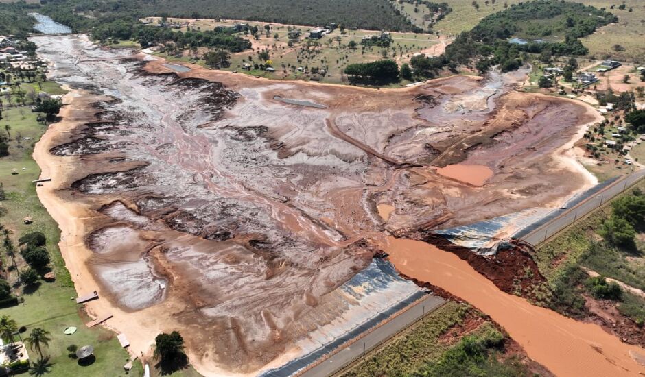 Imagem aérea feita logo após o rompimento da barragem do Nasa Park, na terça-feira (20)