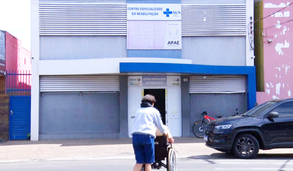 Centro de Reabilitação da Apae enfrenta futuro incerto e prédio onde funciona o CER 2 foi colocado à venda.