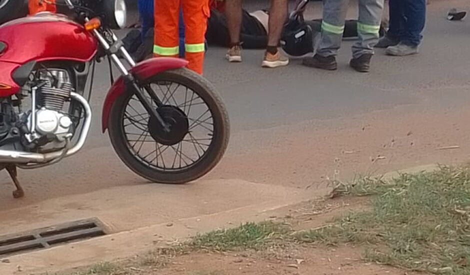 Ambos os veículos faziam o mesmo sentido e a colisão ocorreu após motociclista bater em traseira de caminhão parado