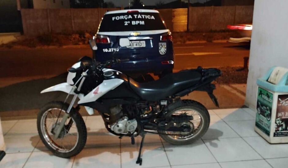 A dupla usava uma moto furtada para realizar furtos e roubos em Três Lagoas.