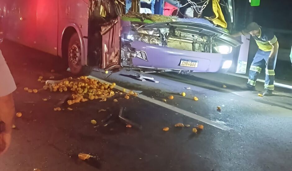  Motorista do caminhão teria mudado de faixa causando o acidente em uma tentativa de ultrapassar outro veiculo.