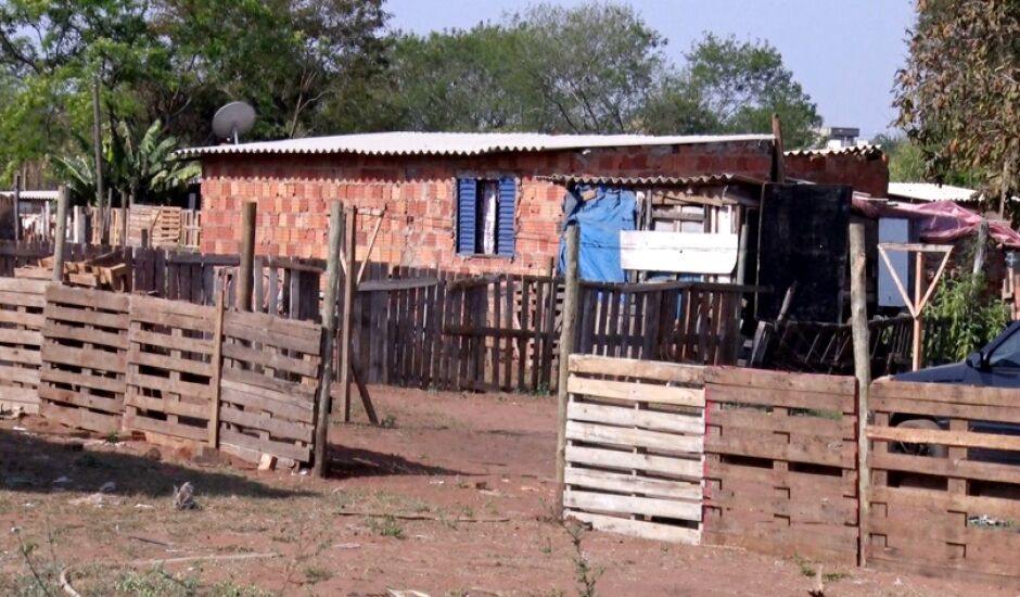 Famílias que ocupam área sob a alegação de não terem condições de pagar aluguel.