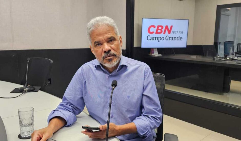 Jornalista Adilson Trindade, durante participação ao vivo na Rádio CBN Campo Grande