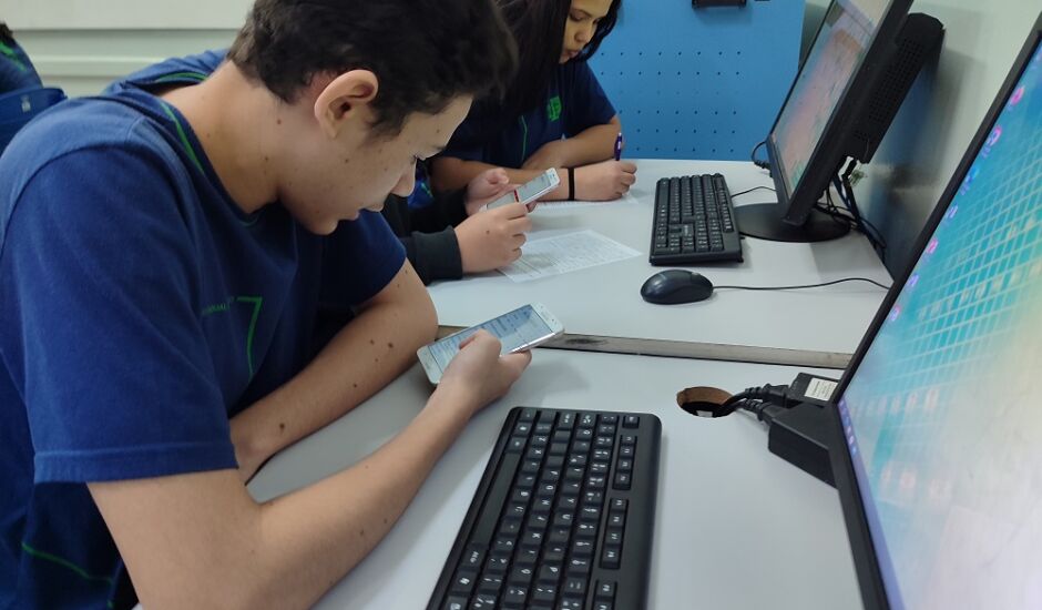 Alunos utilizando celulares adiquiridos através do projeto "Transforme"