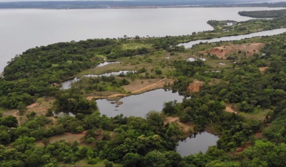 A Cascalheira, localizada às margens do rio Paraná, é conhecida por suas belas paisagens e pela sua relevância biológica.