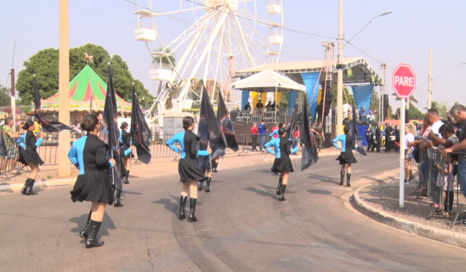 Cerca de 3 mil pessoas participaram no desfile cívico, na Esplanada da NOB, em Três Lagoas.