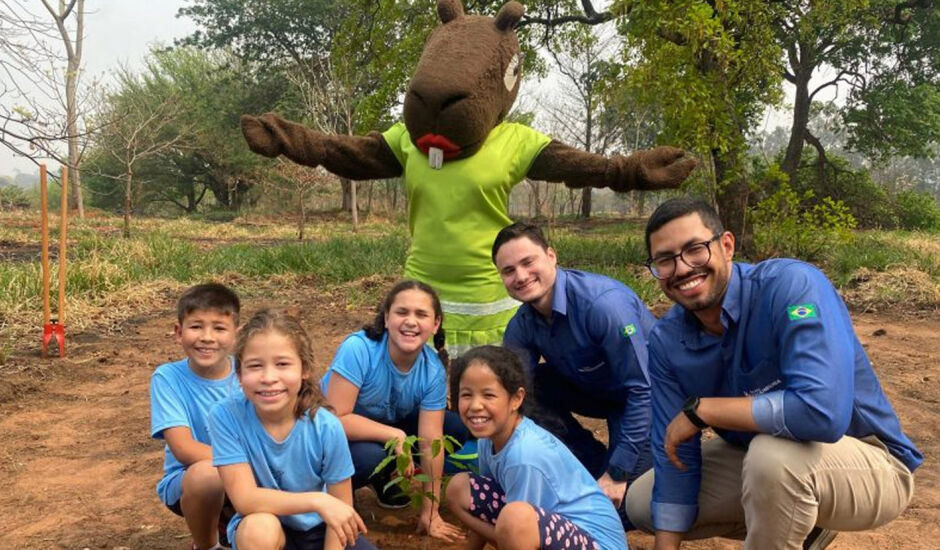 Alunos municipais e técnicos da Águas Guariroba em dia de ação ambiental