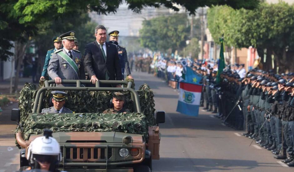 O governador, Eduardo Riedel, e o comandante Militar do Oeste (CMO), general Fernando Estorrilho Baganha, passando em revista a tropa, pouco antes do desfile. Policiais Civis foram avisados minutos antes que não participariam do evento