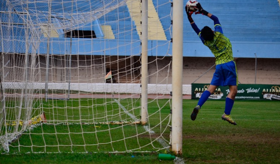 Adolescente de Três Lagoas é eleito melhor goleiro em torneio.