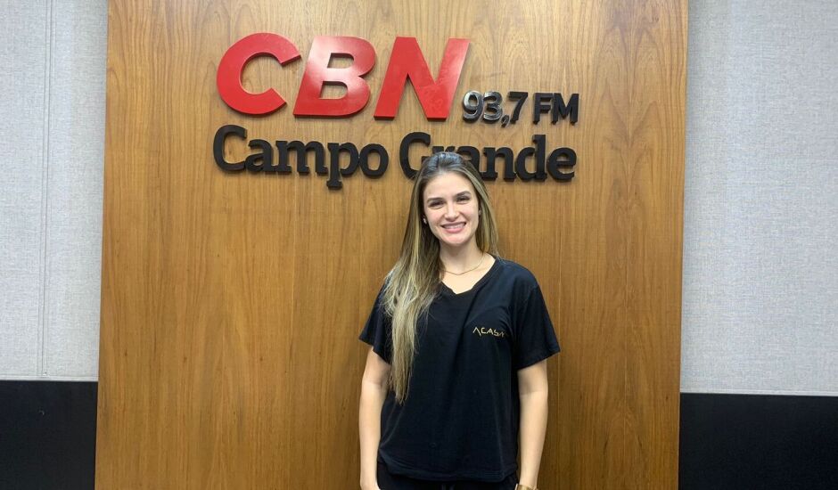 Dra, Mariana Vilela, no estúdio da Rádio CBN Campo Grande