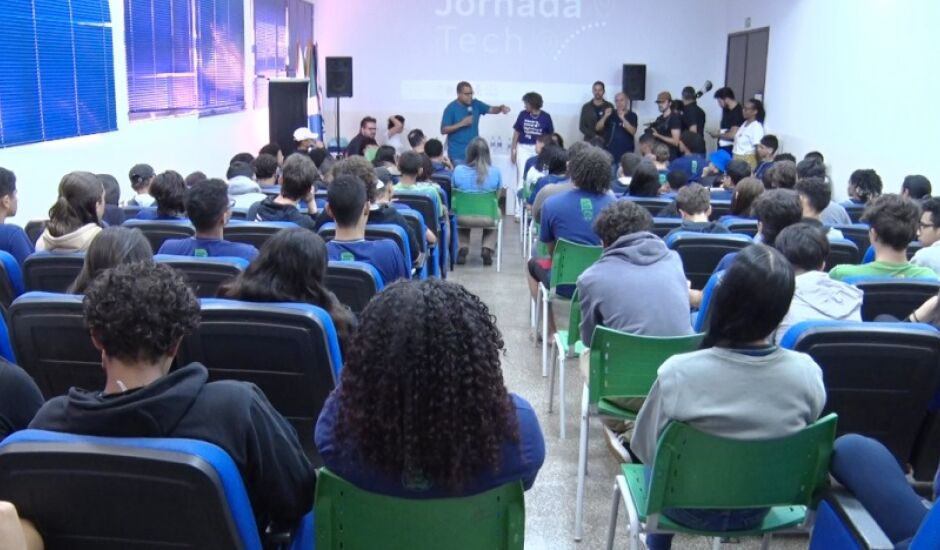 Alunos da escola estadual Jomap tiveram a chance de aprender mais sobre temas como processamento de dados e inteligência artificial.