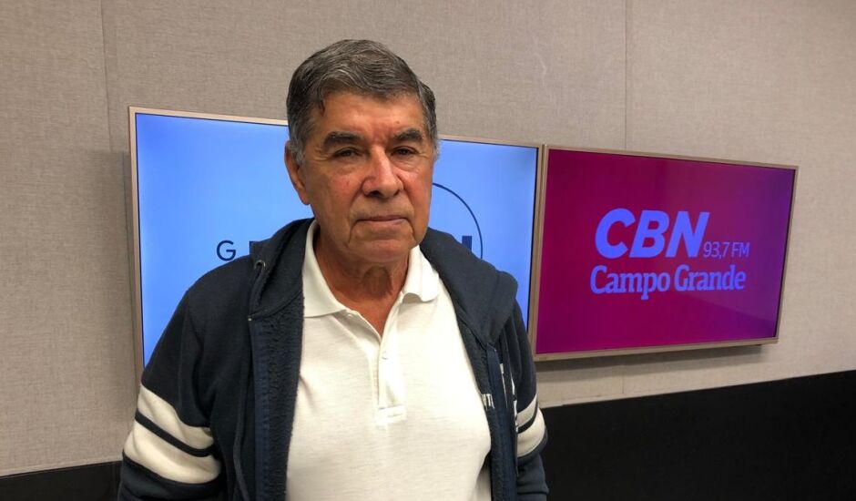 Natálio Abrahão no estúdio da rádio CBN-CG