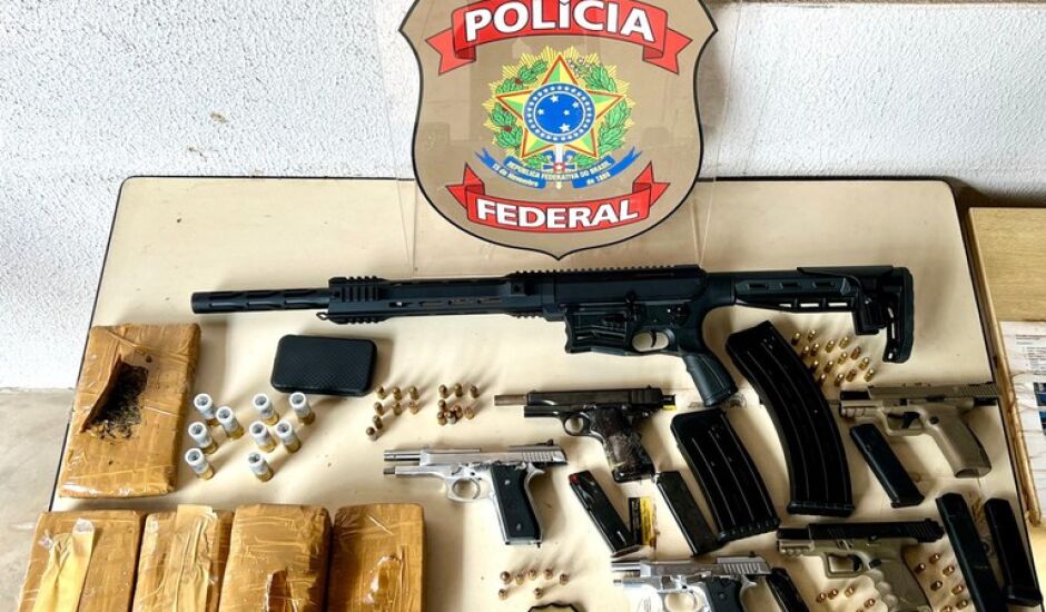 Armas e drogas foram apreendidas durante a operação