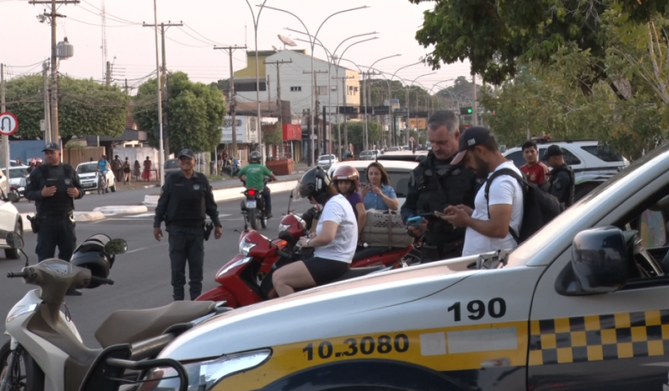 Policiais do Pelotão de Trânsito da Polícia Militar realizam ação preventiva em ruas e avenidas de Três Lagoas.