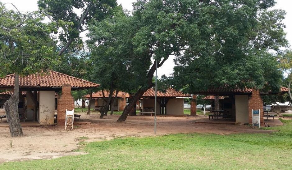 Uso dos quiosques no balneário está suspenso devido as obras de reforma.