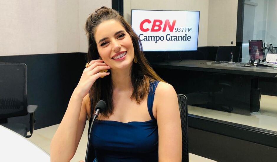 Renata Sena no estúdio da rádio CBN-CG