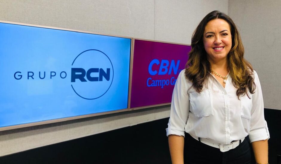 Sandra Amarilha no estúdio da rádio CBN-CG