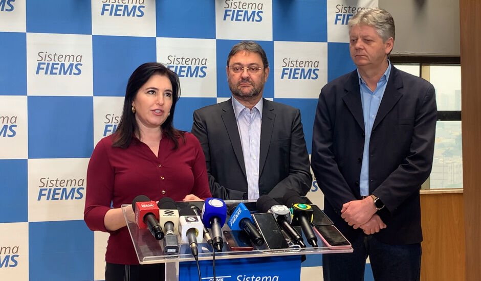 Simone Tebet, Sérgio Longen e Jaime Verruck, durante coletiva na Fiems