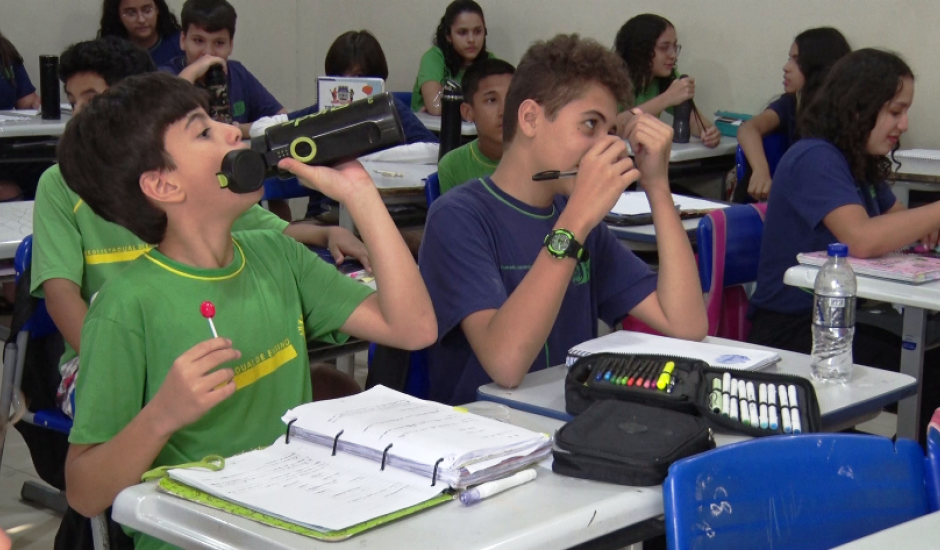 Com o calor intenso, os estudantes agora utilizam garrafinhas de água como um acessório indispensável.