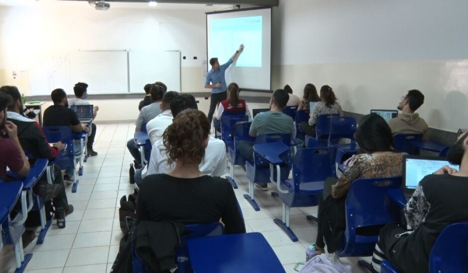 As aulas do cursinho pré-vestibular da UFMS de Três Lagoas serão realizadas às quintas-feiras, das 18h às 21h, e aos sábados, das 8h às 12h.