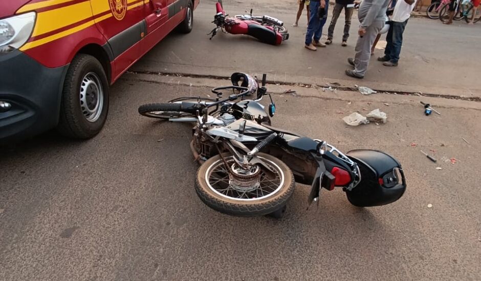 Uma motocicleta trafegava pela rua Uberlândia quando no cruzamento com a rua Nilson Pimenta de Melo colidiu com o outro veículo