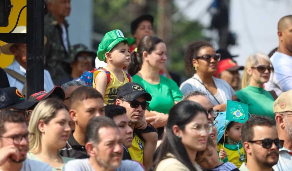 O desfile contou com a apresentação de 4 mil pessoas representando 23 organizações civis e militares