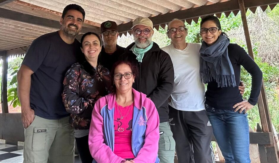 Equipe formada por Thiago, Gabriela, Adenil, Sérgio, Marcos e Sabrina (da esquerda para a direita). Ao meio, a trabalhadora rural Vanusa, do Asentamento Itamarati