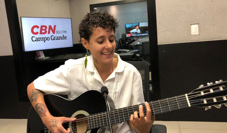 Beca Rodrigues no estúdio da rádio CBN-CG