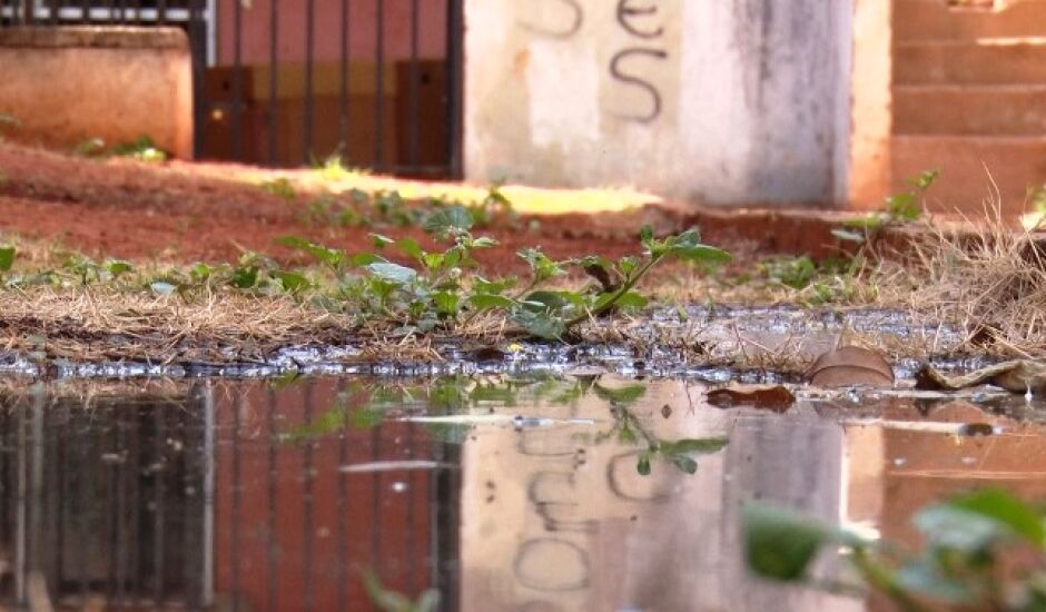 Esgoto a céu aberto em frente a casas no Bem-te-vi e Andorinha.