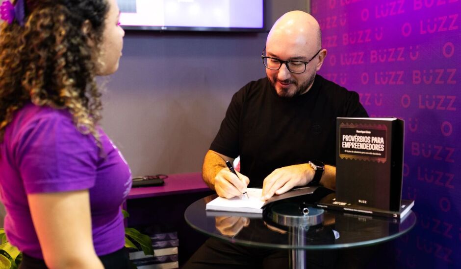 Henrique Lima estava no evento autografando sua mais recente obra, Provérbios para Empreendedores